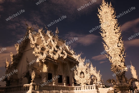 Der Tempel Wat Rong Khun 12 Km suedlich von Chiang Rai in der Provinz chiang Rai im Norden von Thailand in Suedostasien.