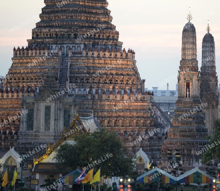 Die Tempelanlage des Wat Arun am Mae Nam Chao Phraya River in der Hauptstadt Bangkok von Thailand in Suedostasien.