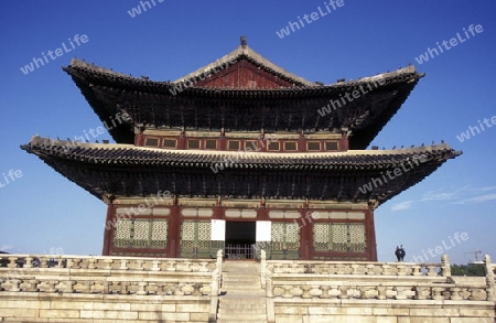 Der Kyongbokkung Palast im Zentrum in der Hauptstadt Seoul in Suedkorea in Ost Asien.