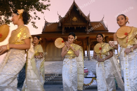 Taenzerinnen bei einem traditionellen Tanz im Santichaiprakan Park am Mae Nam Chao Phraya in der Hauptstadt Bangkok von Thailand in Suedostasien.