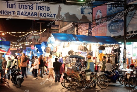 Der Nacht Bazaar oder Night Market in der Stadt Khorat in der provinz Nakhon Ratchasima im Nordosten von Thailand im Suedwesten von Thailand in Suedostasien. 