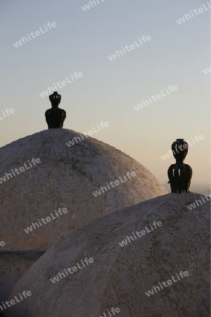 Afrika, Nordafrika, Tunesien, Mittelmeer, Sidi Bou Said, Dorf,  Altstadt, Architektur, Kuppel, Moschee,
Die Kuppeln der Moschee in der Altstadt des Dorfes Sidi Bou Said noerdlich der Hauptstadt Tunis am Mittelmeer von Tunesien    