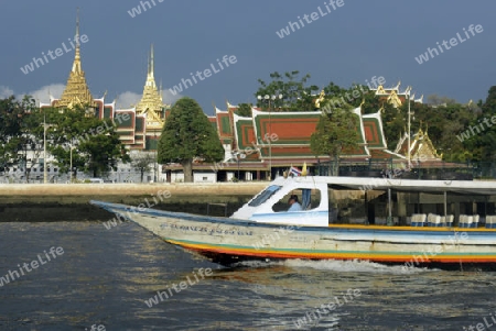 Ein Wassertaxi Boat auf dem Nam Chao Phraya River in der Stadt Bangkok in Thailand in Suedostasien.