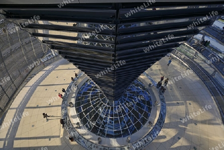 Innenraum mit verspiegelter Mittels?ule der Reichstagskuppel, Reichstag Berlin, Architekt Sir Norman Foster, Berlin, Deutschland, Europa