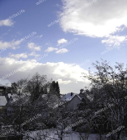 Blauer Himmel in Winter