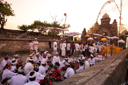 Asien, Suedost, Indonesien, Bali, Insel, Ulu Watu, Tempel, Kultur, Architektur, Sonnenuntergang, Abend, Zeremonie,  (Urs Flueeler) 