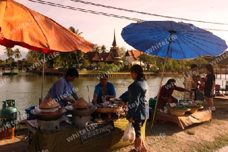 Der Markt am morgen in der Altstadt von Alt-Sukhothai in der Provinz Sukhothai im Norden von Thailand in Suedostasien.