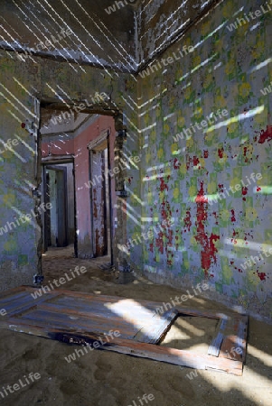 Lichtspiele in von D?nen und W?stensand eingenommene Wohngebaeude, Arbeitsgebaeude in der ehemaligen Diamantenstadt Kolmanskuppe, Kolmanskop, heute eine Geisterstadt bei L?deritz, Namibia , Afrika