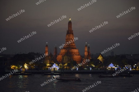 Die Tempelanlage des Wat Arun am Mae Nam Chao Phraya River in der Hauptstadt Bangkok von Thailand in Suedostasien.