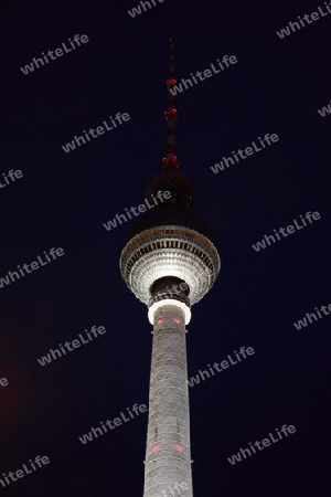 Berliner Fernsehturm bei Nacht