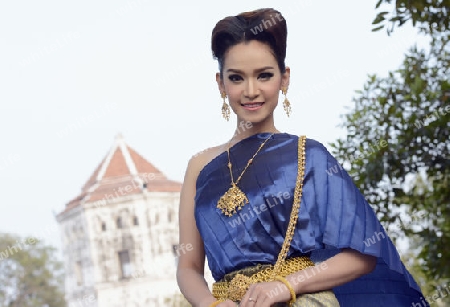 Eine Frau in traditioneller kleidung bei einem traditionellen Tanzfest im Santichaiprakan Park am Mae Nam Chao Phraya in der Hauptstadt Bangkok von Thailand in Suedostasien.