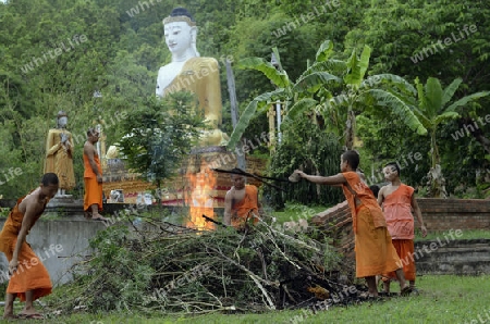 Der untere Teil des Tempel Wat Phra That Doi Kong Mu ueber dem Dorf Mae Hong Son im norden von Thailand in Suedostasien.