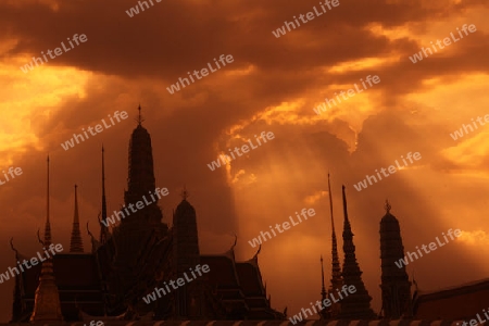 Das Tempelgelaende in der Abendstimmung mit dem Wat Phra Keo beim Koenigspalast im Historischen Zentrum der Hauptstadt Bangkok in Thailand. 