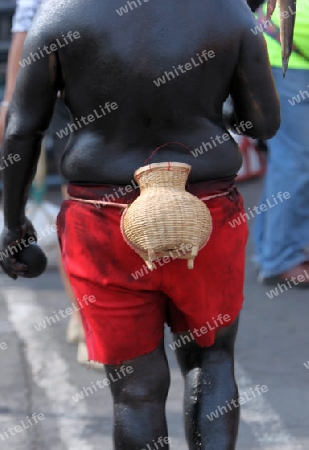 ein Mann beim Bun Bang Fai oder Rocket Festival in Yasothon im Isan im Nordosten von Thailand. 