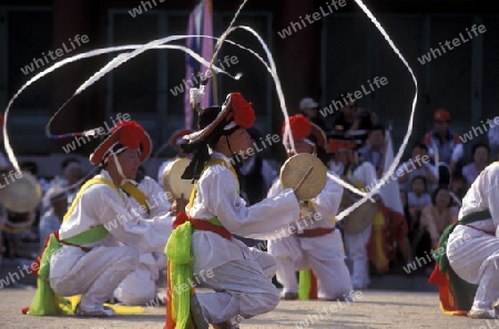 Eine Traditionelle Koreanische Tanzshow im Zentrum in der Hauptstadt Seoul in Suedkorea in Ost Asien.