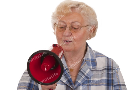 Dame mit Megaphone freigestellt auf weissem Hintergrund