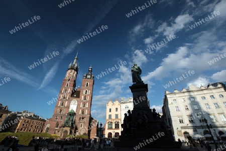 Der Rynek Glowny Platz mit der Marienkirche in der Altstadt von Krakau im sueden von Polen. 