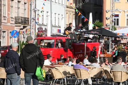 Europa, Osteuropa, Baltikum, Lettland, Riga, Hauptstadt, Altstadt, Domplatz, Dom, Kirchturm, Restaurant, Abend, 
Ein Restaurant und Bierhaus vor dem Dom am Domplatz in der Altstadt von Riga der Hauptstadt von Lettland im Baltikum und Osteuropa.   