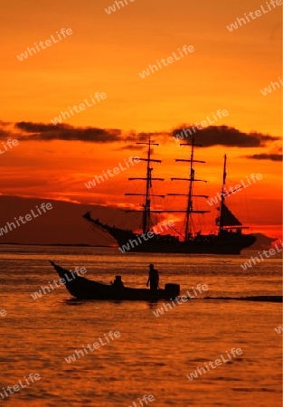 Suedamerika, Karibik, Venezuela, Los Roques, Insel, Atoll, Archipfel, Klima, Reef, Dorfinsel, Segelboot, Dreimaster, Schiff, Sonnenuntergang, Stimmung, Abend, Fischerboot