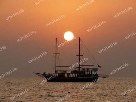 Schiff bei Sonnenuntergang