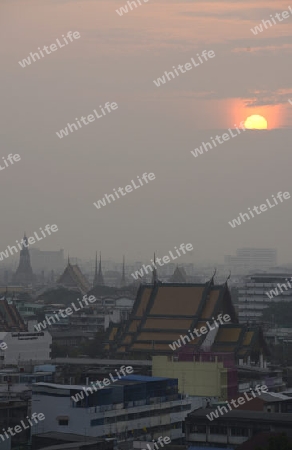 Die Skyline von Bangkok aus Sicht der Tempelanlage des Goldenen Berg in der Hauptstadt Bangkok von Thailand in Suedostasien.