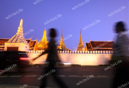 Das Tempelgelaende in der Abendstimmung mit dem Wat Phra Keo beim Koenigspalast im Historischen Zentrum der Hauptstadt Bangkok in Thailand. 