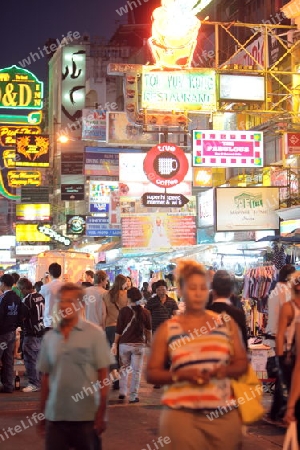 Werbung und das Alltagsleben in der Khao San Road in Bangkok der Hauptstadt von Thailand in Suedostasien.  