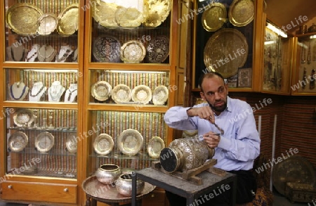 Eine Gasse mit Geschaeften im Souq in der Altstadt der Syrischen Hauptstadt Damaskus