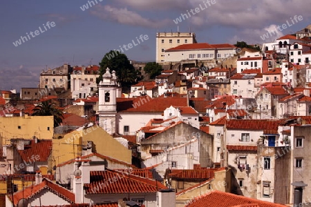 Die Uebersicht ueber die Altstadt von Alfama in der Innenstadt der Hauptstadt Lissabon in Portugal.       