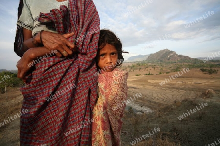 Eine Baeuerin mit Kind vor der Landschaft bei Loihuno in Zental Ost Timor auf der in zwei getrennten Insel Timor in Asien.