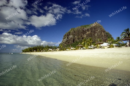 Ein Sandstrand an der Westkueste von Mauritius im Indischen Ozean. 