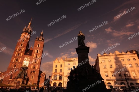 Der Rynek Glowny Platz mit der Marienkirche in der Altstadt von Krakau im sueden von Polen. 