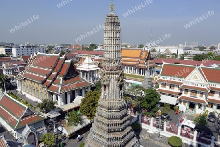 Die Tempelanlage des Wat Arun am Mae Nam Chao Phraya River in der Hauptstadt Bangkok von Thailand in Suedostasien.