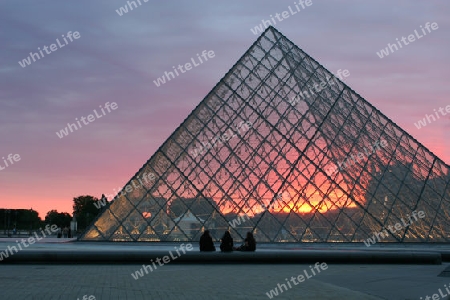 Paris - pyramide in Louvre am abend