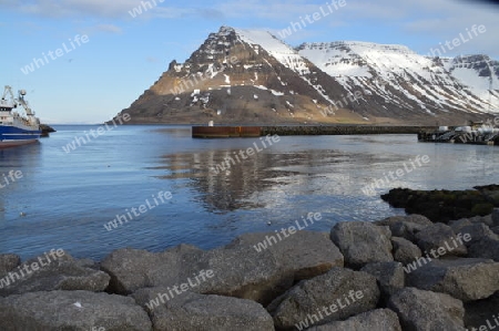 Hafen und Berg