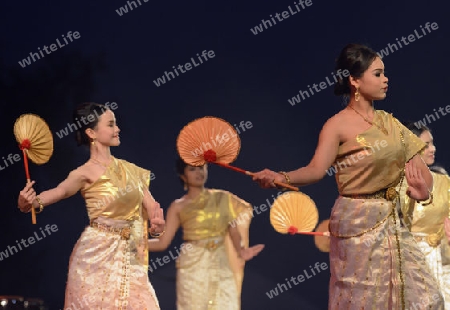 Taenzerinnen bei einem traditionellen Tanz im Santichaiprakan Park am Mae Nam Chao Phraya in der Hauptstadt Bangkok von Thailand in Suedostasien.