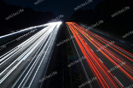 Autobahn bei Nacht