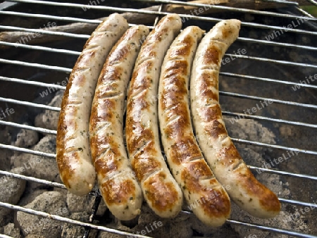 knusprig gebratene Wrstchen auf dem Grill