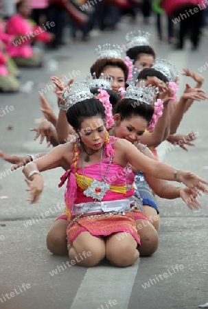 Eine traditionelle Tanz Gruppe zeigt sich an der Festparade beim Bun Bang Fai oder Rocket Festival in Yasothon im Isan im Nordosten von Thailand. 