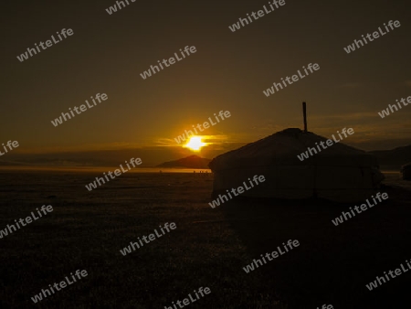 mongolei_jurte in steppe bei sonnenaufgang