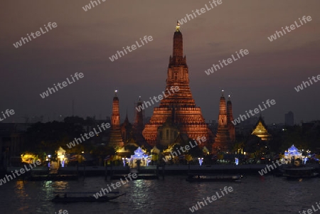 Die Tempelanlage des Wat Arun am Mae Nam Chao Phraya River in der Hauptstadt Bangkok von Thailand in Suedostasien.