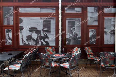  Ein Cafe und Restaurant in der Altstadt von Bratislava der Hauptstadt an der Donau in  der Slowakei in Osteuropa.  