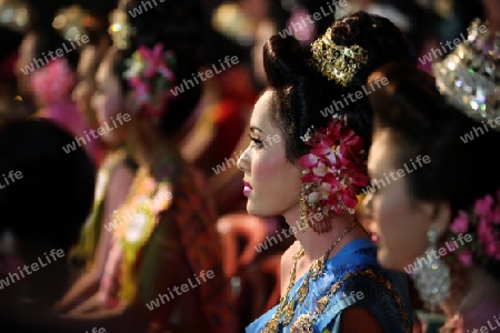 Eine Miss Kandidatin anlaesslich der Miss Wahl beim Bun Bang Fai oder Rocket Festival in Yasothon im Isan im Nordosten von Thailand. 