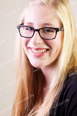 Portrait einer jungen Frau mit Brille