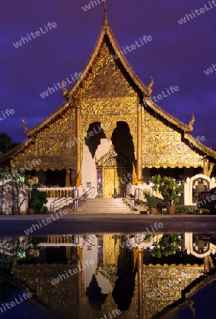 Abendstimmung im Wat Chiang Man in Chiang Mai in der Provinz Chiang Mai im Norden von Thailand in Suedostasien.