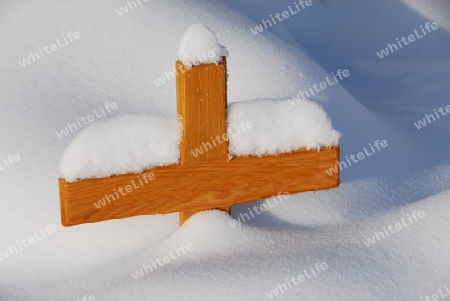 Holzkreuz im Schnee