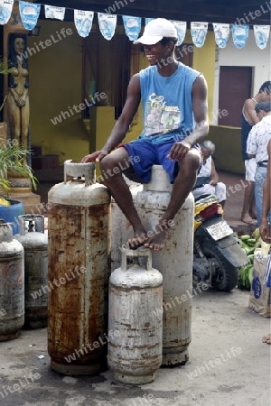 Suedamerika, Karibik, Venezuela, Nord, Choroni, National Park Hanri Pittier, Landwirtschaft, Arbeit, Gas, Energie, Umwelt, Warten, Anstehen, Transport, Bergdorf, Wochenlieferung, Handel,  Wirtschaft, Mann, Junge, warten