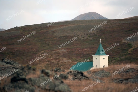 Der Nordosten Islands, die Kirche von  Reykjahl?? vor Bergkulisse am Myvatn-See