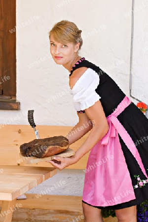 Bayerische Frau im Dirndl 