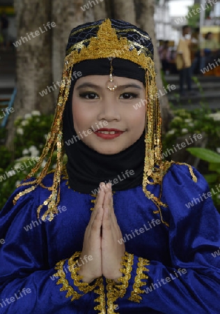 Kinder bei einem traditionellen Konzert im Santichaiprakan Park am Mae Nam Chao Phraya in der Hauptstadt Bangkok von Thailand in Suedostasien.